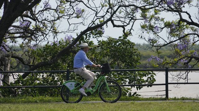 Los rosarinos aprovecharon el feriado para disfrutar del sol y el río