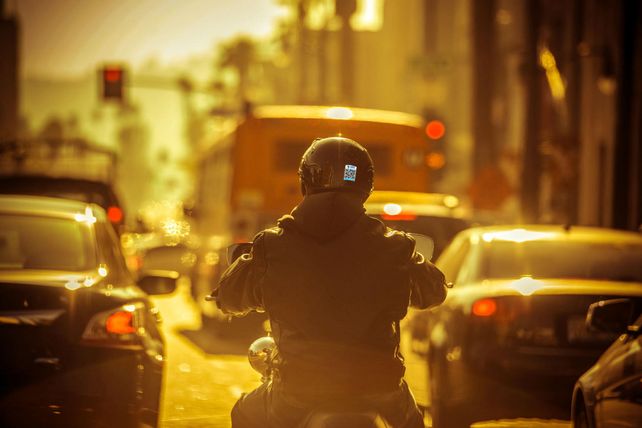 Innovador. Los motociclistas podrán adherir el sticker en sus cascos.