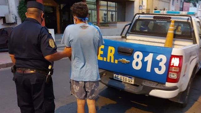 Paraná: realizó una juntada clandestina en su casa y agredió a patadas la policía&nbsp;