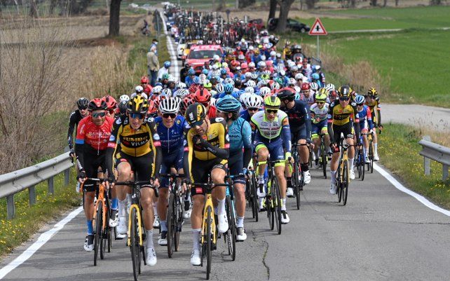 Ciclistas pedalean durante la segunda etapa de la carrera Tirreno Adriatico, de Camaiore a Chiusdino, Italia.