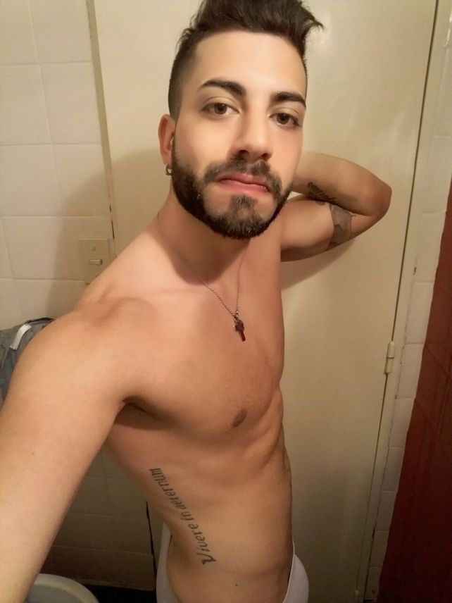 Fuertes imágenes íntimas de un ex participante de Combate