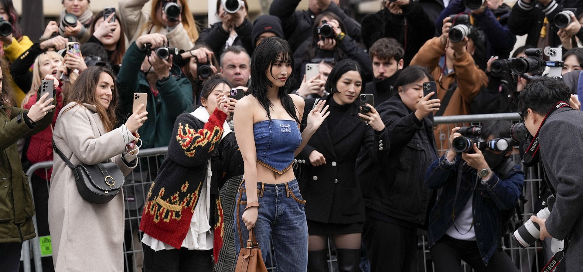Momo llega para la colección prêt-à-porter Otoño/Invierno 2024-2025 de Miu Miu presentada el martes 5 de marzo de 2024 en París. (Foto de Scott A. Garfitt/Invision/AP) Momo llega para la colección prêt-à-porter Otoño/Invierno 2024-2025 de Miu Miu presentada el martes 5 de marzo de 2024 en París. (Foto de Scott A. Garfitt/Invision/AP)