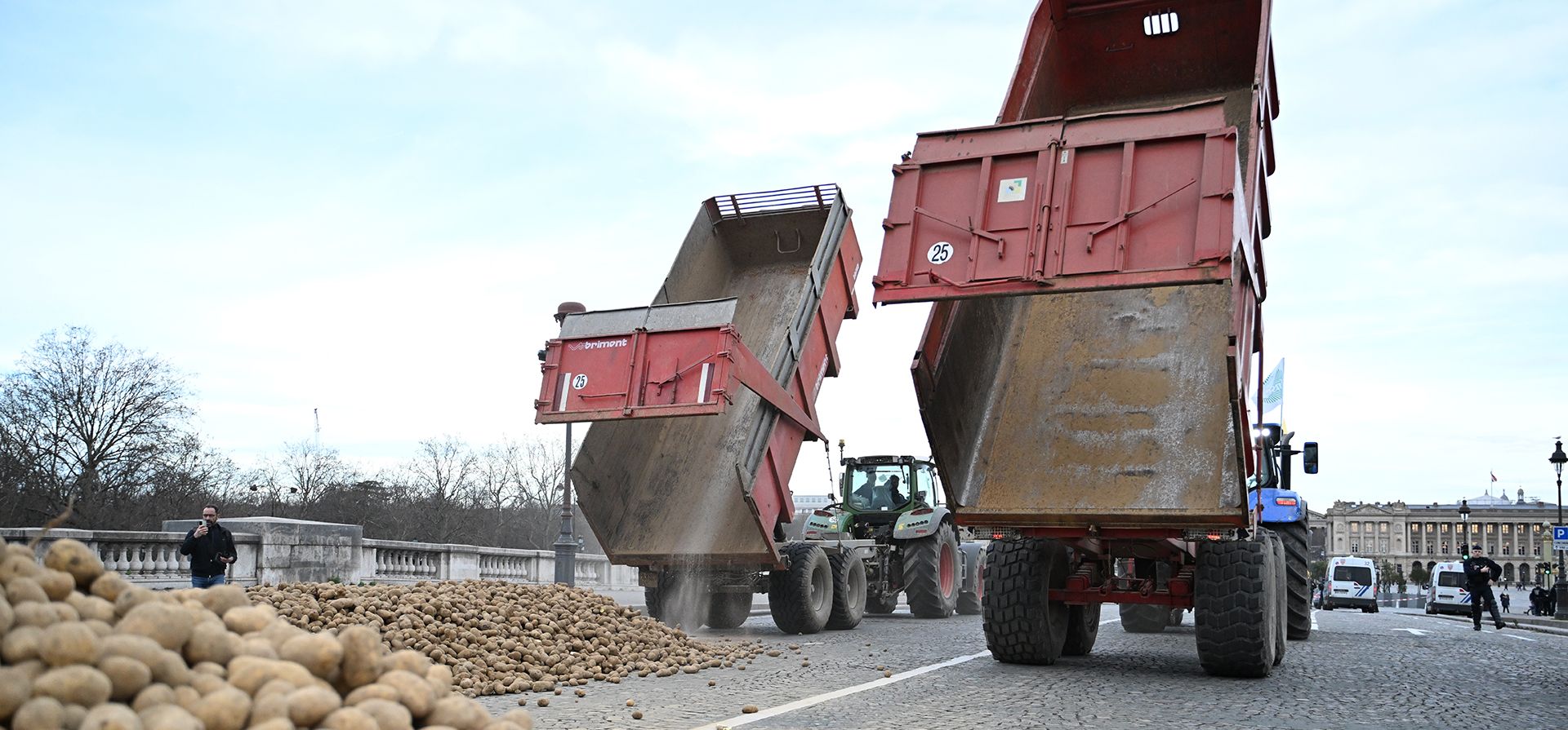 Agricultores descargan papas frente a la Asamblea Nacional en protesta contra el acuerdo comercial entre el Mercosur y la UE con Sudamérica, que temen amenaza su sustento. El martes 13 de enero de 2026, frente a la Asamblea Nacional en París. (Foto AP/Emma Da Silva) Agricultores descargan papas frente a la Asamblea Nacional en protesta contra el acuerdo comercial entre el Mercosur y la UE con Sudamérica, que temen amenaza su sustento. El martes 13 de enero de 2026, frente a la Asamblea Nacional en París. (Foto AP/Emma Da Silva)