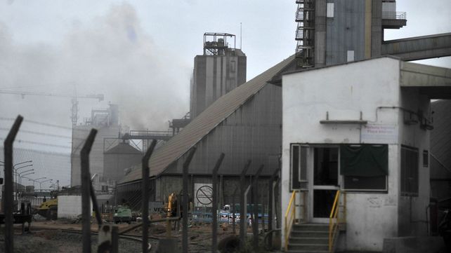 Un incendio de grandes dimensiones afectó a la planta de Molinos en San Lorenzo