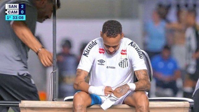 Neymar salió lesionado y entre lágrimas. Neymar salió lesionado y entre lágrimas.