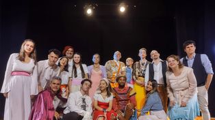 El elenco de adultos del Taller de Formación y Producción Teatral.