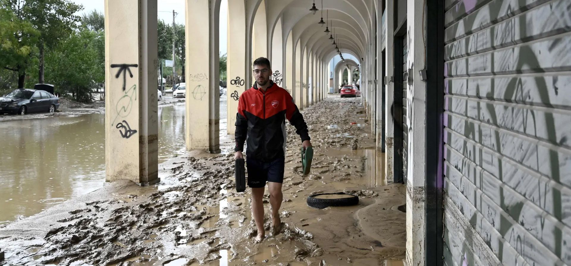 Volos, Grecia. Un hombre camina por el barro en una calle inundada después de que las lluvias torrenciales azotaran partes del país, ya devastado en las últimas semanas por incendios forestales. Fotografía: Sakis Mitrolidis/AFP/Getty Images Volos, Grecia. Un hombre camina por el barro en una calle inundada después de que las lluvias torrenciales azotaran partes del país, ya devastado en las últimas semanas por incendios forestales. Fotografía: Sakis Mitrolidis/AFP/Getty Images