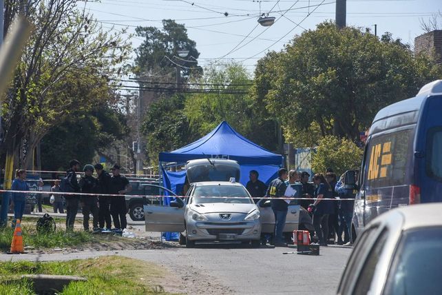 La víctima fue acribillado a balazos en el interior de un Peugeot 207 en la intersección de Cabal y Urdinarrain.