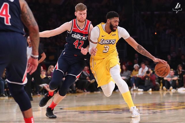 Los Lakers cosecharon su décimo triunfo y siguen imparables en el Oeste