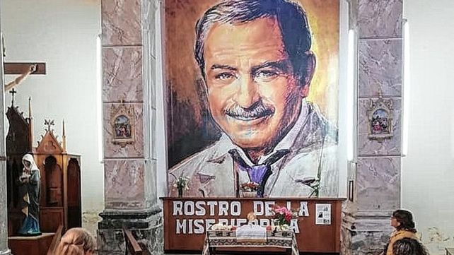 Su fama. De enfermero santo se propagó por todo el sur y de toda la Patagonia le llegaban enfermos para recibir su atención.