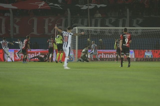 Talleres aprovechó todas las ventajas que le dio Newells y lo eliminó de la Copa Argentina.