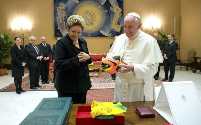 Sonrisas. Francisco recibió un balón firmado por Ronaldo y una camiseta con una dedicatoria de Pelé.