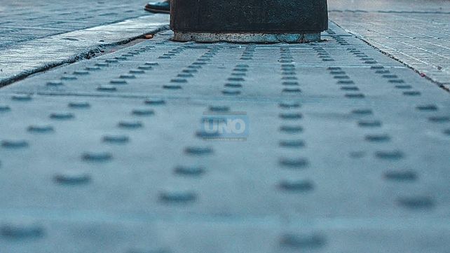 Baldosas podotáctiles en Paraná y un reclamo que persiste
