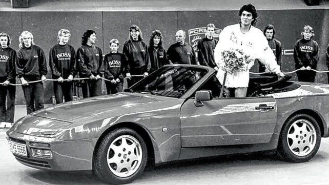 Gabriela Sabatini luciendo su premio en el Copa Porsche de 1989.