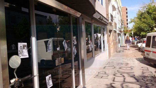 Familiares de un motociclista fallecido escracharon al oftalmólogo Lódolo