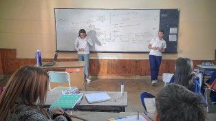 Alumnas. De 3º año del espacio curricular Fisicoquímica presentaron en el ISAP D-15 de Rosario del Tala su trabajo de ciencias sobre la aplicación TikTok.