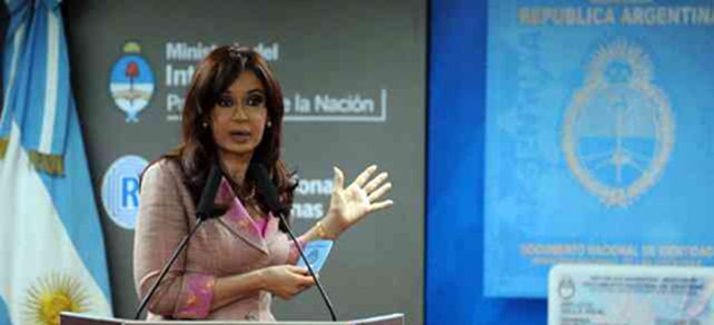 Cristina present&oacute; el nuevo DNI y destac&oacute; que es ciento por ciento argentino