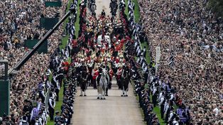 El imponente cortejo fúnebre va camino de la abadía de Westminster. Una enorme multitud lo salud a su paso.