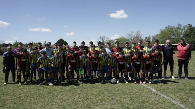 Para aplaudir. Los planteles de sexta división de Rosario Central y Newells se unieron para la foto en la previa del clásico que disputaron en el predio de Cosecha.&nbsp; &nbsp; &nbsp; 