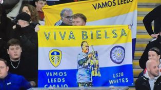 Las banderas de reconocimiento de los hinchas del Leeds a Marcelo Bielsa en Wembley.&nbsp;