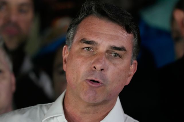 Conmoción política por el paso de Flávio Bolsonaro por la Argentina.