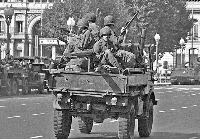 Otro tiempo. Postal de los años oscuros: militares controlan una calle desolada.