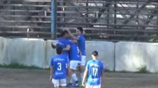 Todo Argentino celebra el gol de Diego Aguirre, con el que le gana en el Olaeta a Juventud Unida.