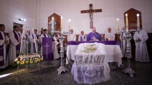 Último adiós. La feligresía brindó una masiva y sentida despedida al padre Orlando Mattiassi.