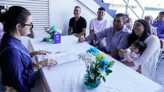 Cinco parejas cumplieron el sueño del hincha de Central y se casaron en el Gigante de Arroyito