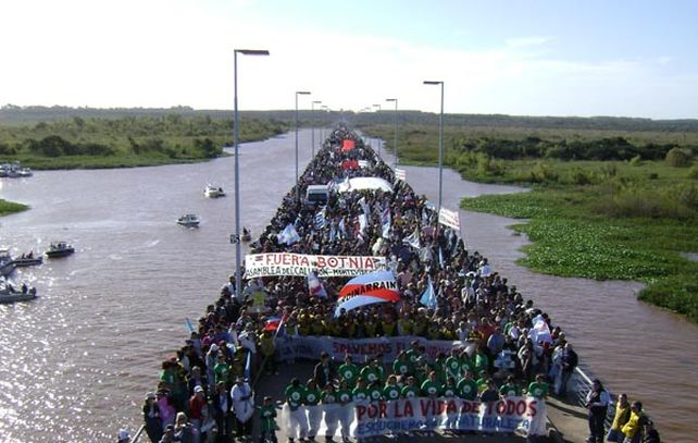 Las manifestaciones en el puente General San Martín contra las papeleras generaron multitudinarias manifestaciones.
