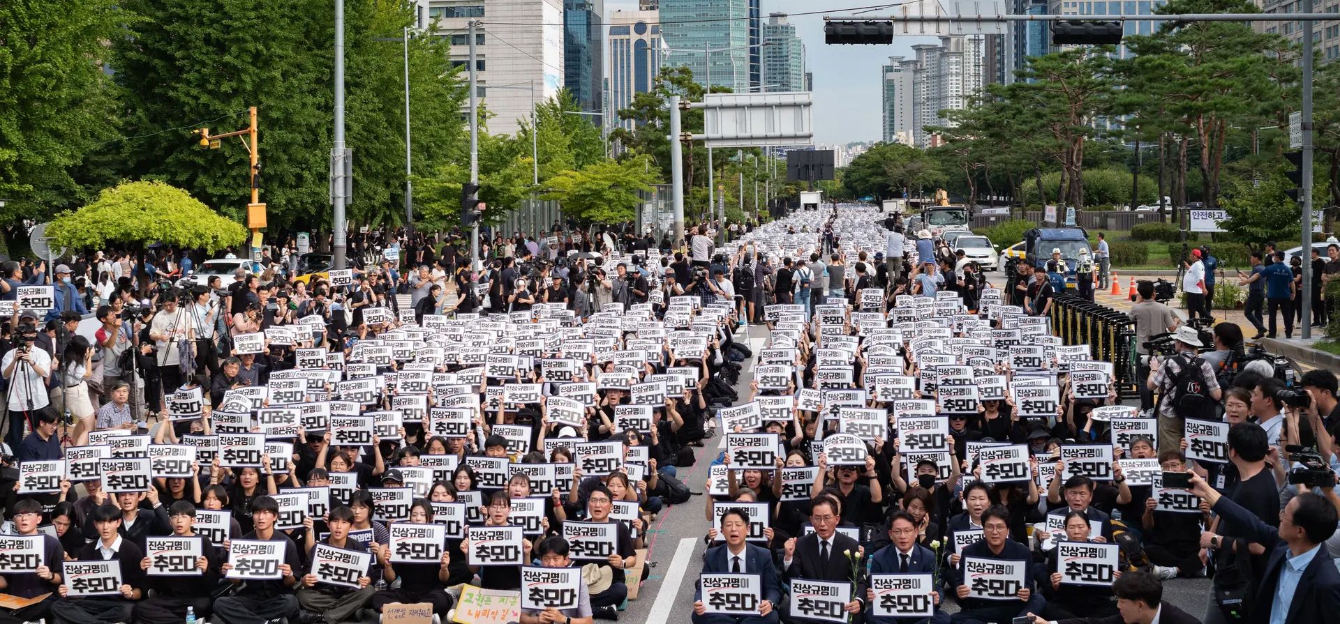 Seúl, Corea del Sur. Decenas de miles de docentes gritan consignas durante una manifestación de duelo por la muerte suicida de docentes, frente a la Asamblea Nacional. Fotografía: Sanghwan Jung/Shutterstock Seúl, Corea del Sur. Decenas de miles de docentes gritan consignas durante una manifestación de duelo por la muerte suicida de docentes, frente a la Asamblea Nacional. Fotografía: Sanghwan Jung/Shutterstock