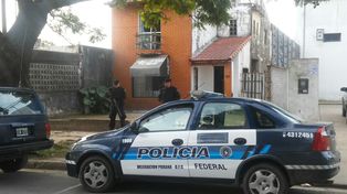 Escondido. El acusado estaba prófugo y fue detenido en esta propiedad.