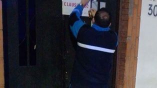 Los inspectores municiaples dejaron el carteles de clausura.