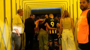 Marco Ruben se va del campo de juego del Gigante junto a su familia. Ultimo acto del gran goleador de Rosario Central.