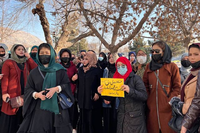 Estudiantes universitarias afganas protestan en Kabul