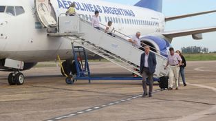 Llegó el primer vuelo al aeropuerto de Sauce Viejo y quedó inaugurada la nueva pista
