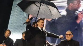 En su gira mundial, Luis Miguel pasó por Buenos Aires y Córdoba, donde deslumbró con su característica voz, a pesar de ciertos inconvenientes climáticos, que no dejaron a las fans muy contentas&nbsp;