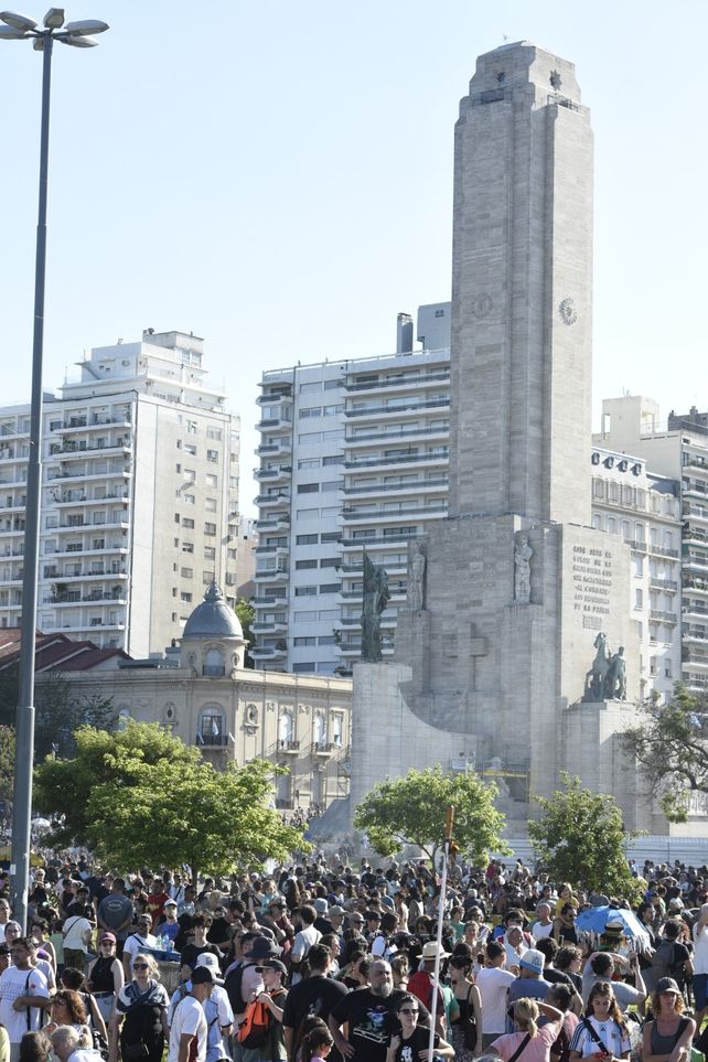 Multitudinaria marcha en Rosario a 48 años del golpe cívico militar