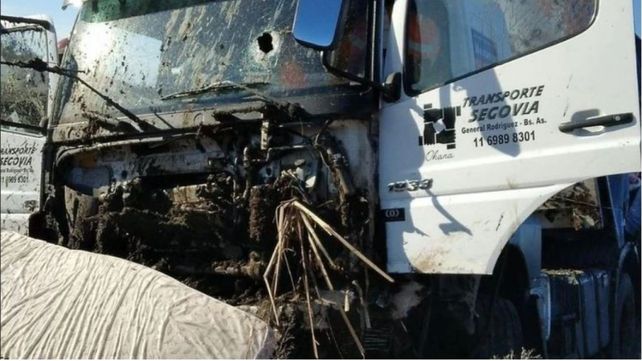 Las huellas del demencial ataque. El parabrisa roto muestra el lugar por donde ingresó la piedra que mató al camionero.&nbsp;
