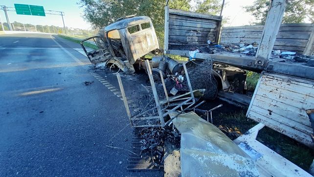 Un camión se incendió en la Circunvalación: reventó un neumático, chocó y se prendió fuego