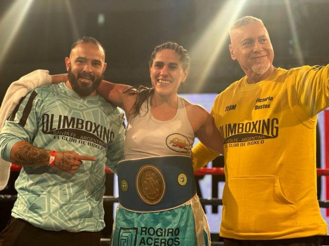 Victoria Noelia Bustos junto a los entrenadores Osvaldo Salami y Walter Zóccola.