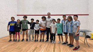 Los chicos del squash del CAE en el certamen.