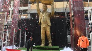 La escultora defendió la desmesurada entrepierna de la estatua de Gallardo