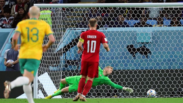 El portero danés Kasper Schmeichel no llega al balón y Australia se pone en ventaja por 1-0 ante Dinamarca en el estadio Al Janoub en Al Wakrah