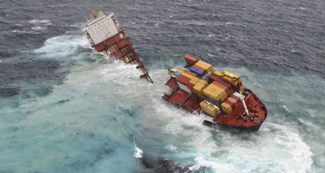 La marea parti&oacute; en dos a un buque petrolero en las costas de Nueva Zelanda