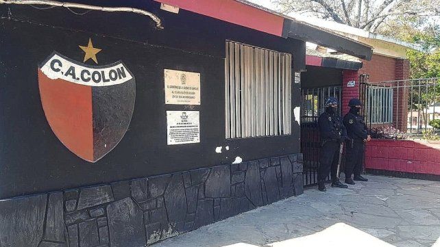 La Justicia secuestró indumentaria oficial de fábrica, carnés de socios, dinero y un arma