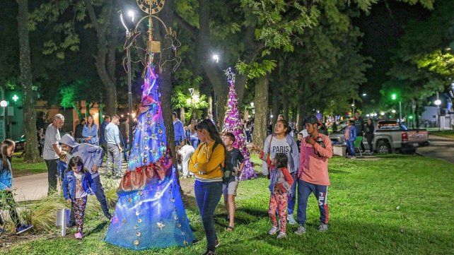 El espíritu navideño embellece las calles en General Ramírez