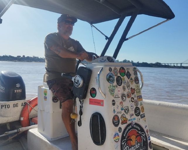 César Rodrigo viaja diariamente desde La Florida a los distintos paradores de la isla.