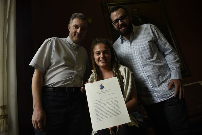 Dos integrantes de Manos a la Obra y el guía de la Pastoral Universitaria