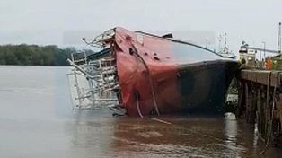 Hundido. El buque permanecía en el muelle 7 del Puerto.